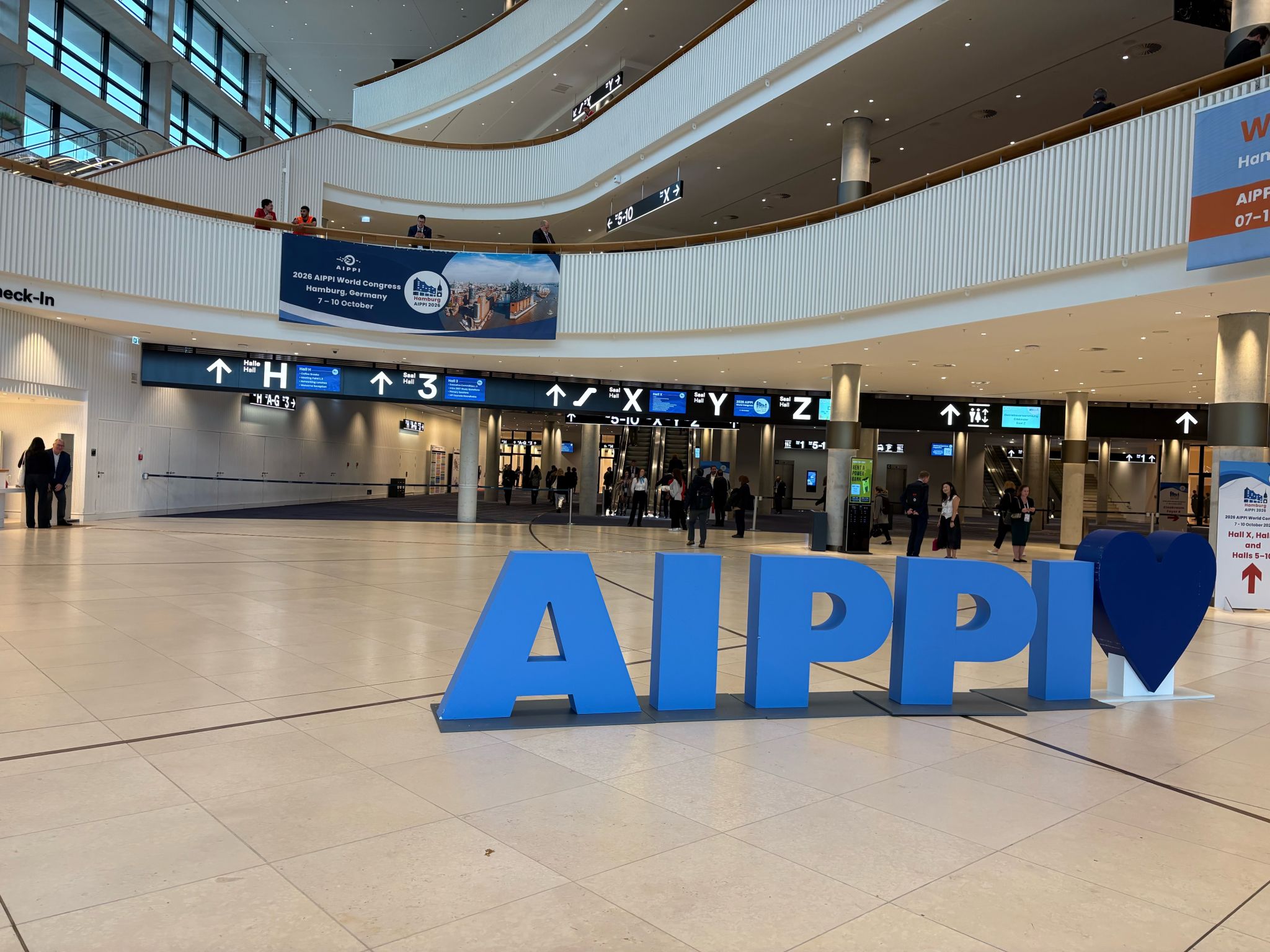 함부르크 AIPPI 행사장 로비와 AIPPI 조형물